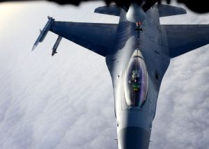 F-16 pilots, KC-135 crews team for mid-air refueling training