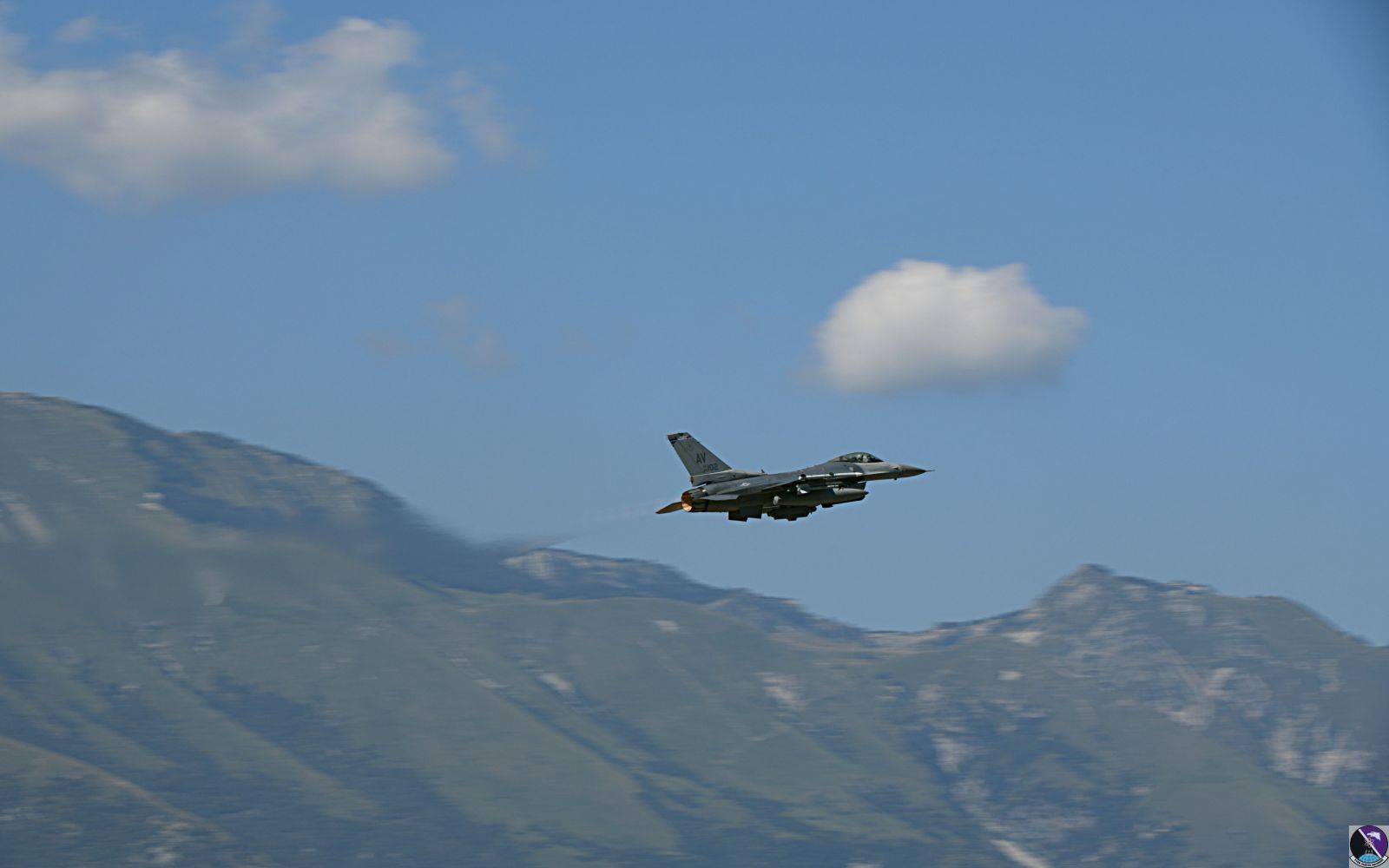 U.S Air Force F-16 Fighting Falcon Flies